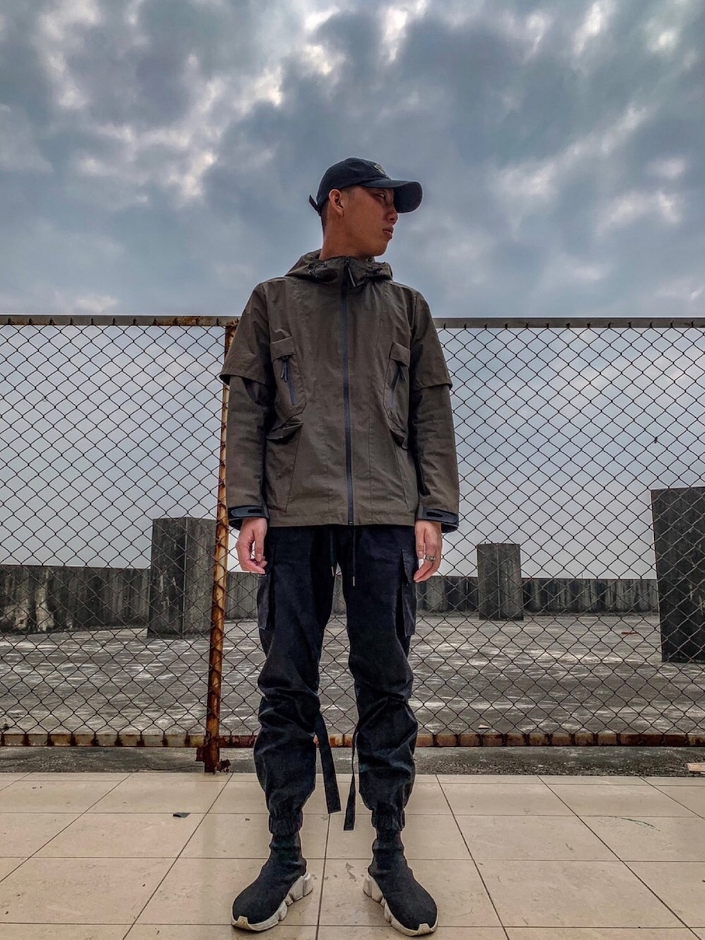 「techwear、ootd、BALENCIAGA、Cody Sanderson、ROOTS」｜「BALENCIAGAのアイテム（シューズ、ブラック系）」を使った、Fatrayさん（メンズ・182cm）の秋コーディネートの1枚目の写真