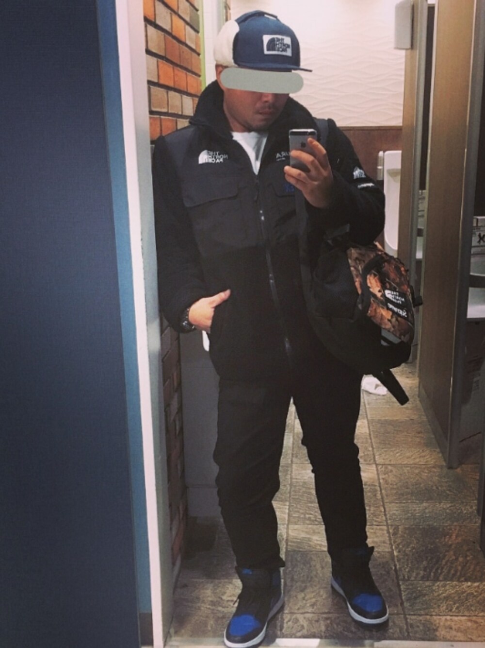 「おしゃれさんと繋がりたい、スニーカー、NIKE、あしもと倶楽部、northface、supreme、冬コーデ、ストリート」｜「NIKEのアイテム（スニーカー、ブルー系）」を使った、STAY wearさん（メンズ・163cm）の冬コーディネートの1枚目の写真