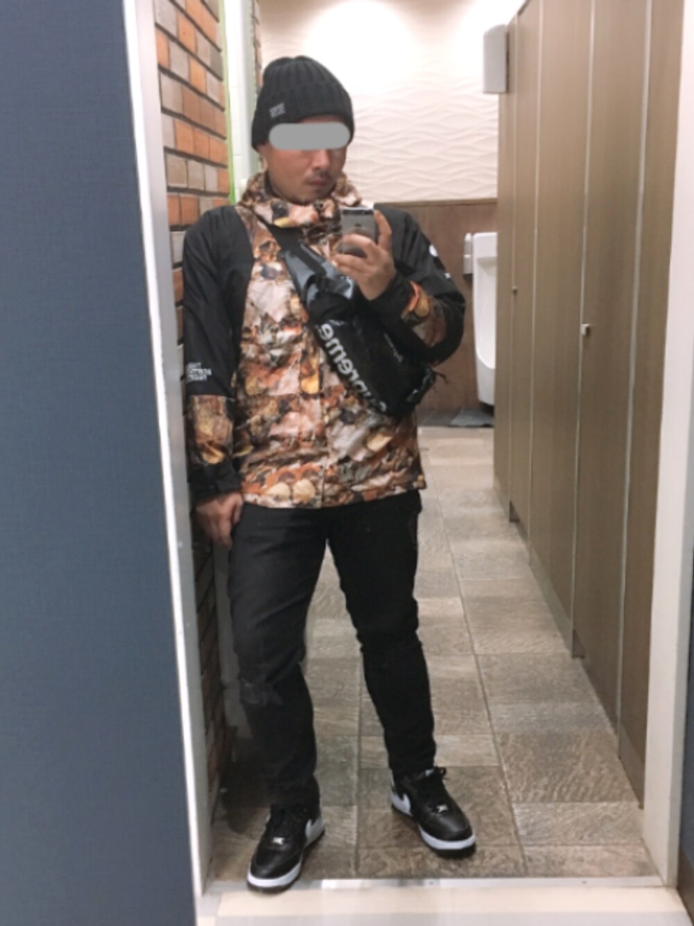 「冬コーデ、お洒落さんとつながりたい、ストリート、カジュアル、supreme、THE NORTH FACE、スニーカー」｜「NIKEのアイテム（スニーカー、ブラック系）」を使った、STAY wearさん（メンズ・163cm）の冬コーディネートの1枚目の写真