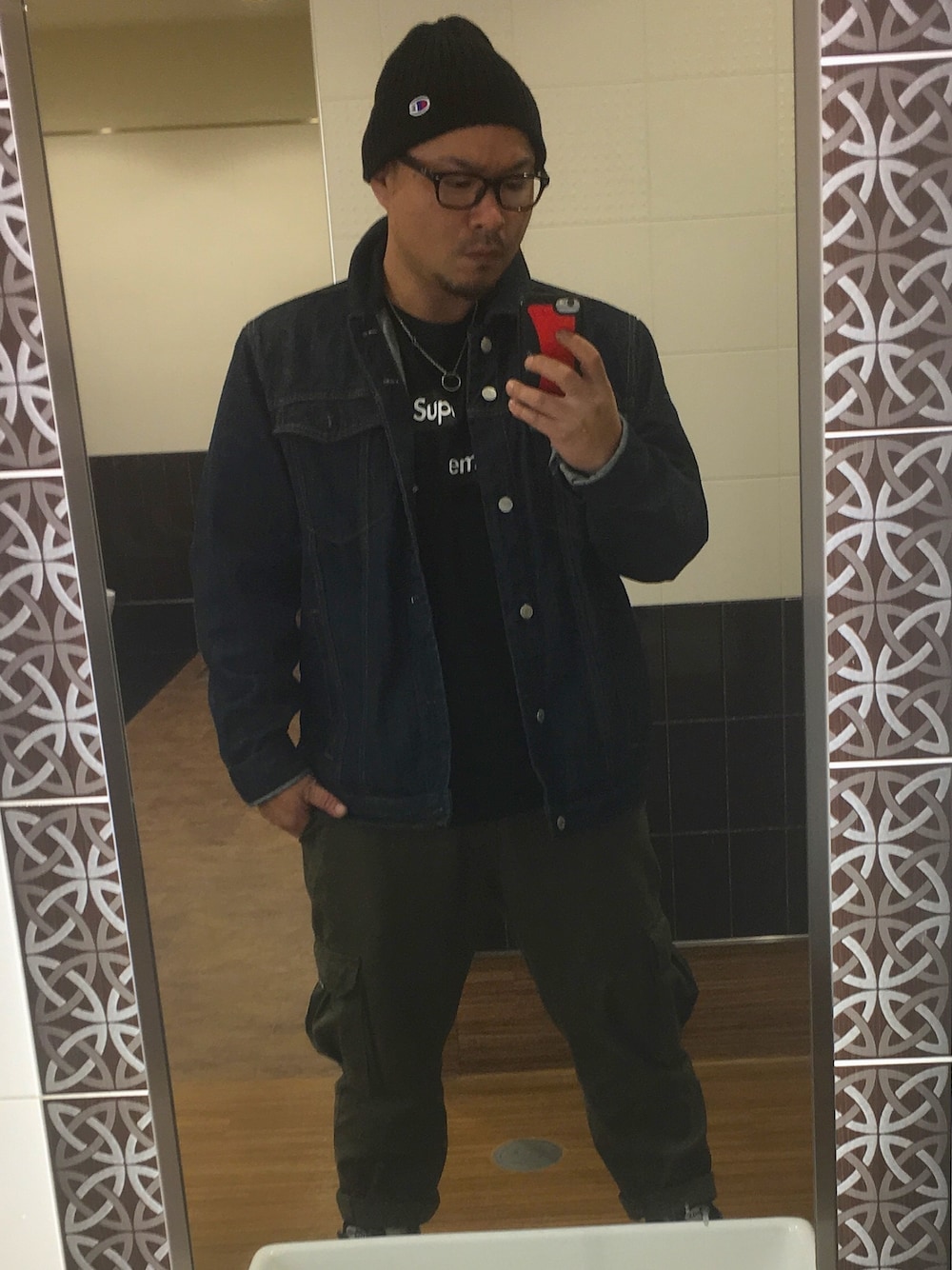 「やっぱりストリートが好き、カジュアル、コーディネート、デニムジャケット、おしゃれさんと繋がりたい、ニット帽、supreme、カーキ、スニーカー、RAYBAN」｜「Christian Louboutinのアイテム（その他小物、レッド系）」を使った、STAY wearさん（メンズ・164cm）の秋コーディネートの1枚目の写真