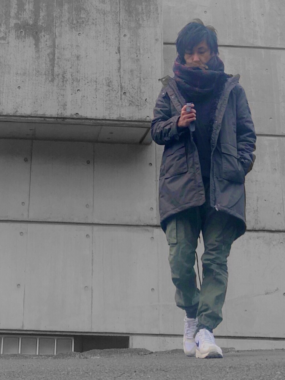 「ナイロンジャケット、今日のコーデ、カーゴパンツ、スニーカー、NIKE」｜「H&MのH&M - パッデッドパーカ - グレー（マウンテンパーカー、グレー系）」を使った、ContRaStさん（メンズ・173cm）の冬コーディネートの1枚目の写真