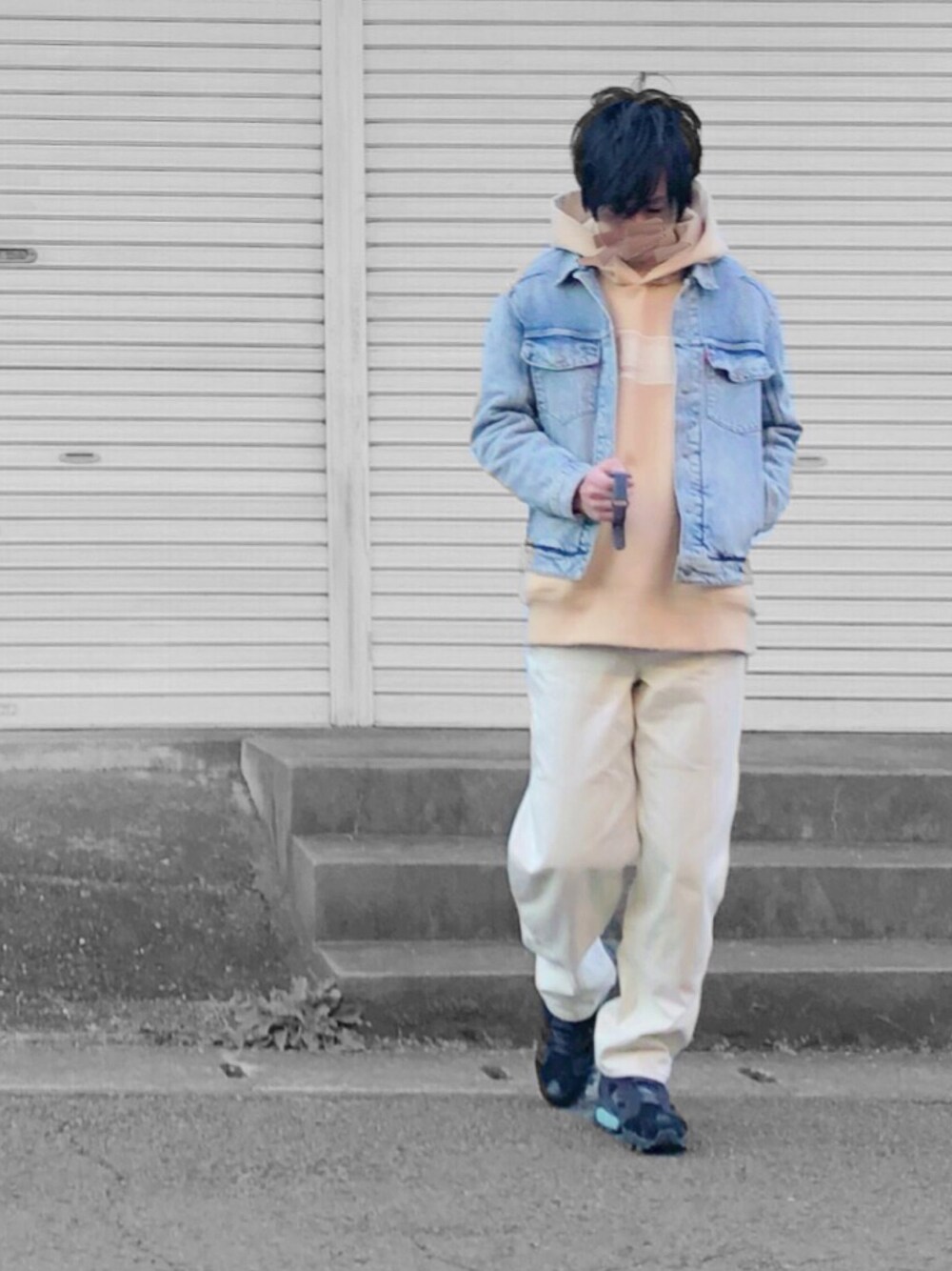 「パステル映える春、ユニクロ、カーペンターパンツ、ホワイトパンツ、デニムジャケット、スニーカー、ポンプフューリー」｜「Levi'sのLEVI’S(R) ENGINEERED JEANS(TM)  LEJ トラッカージャケット SUGARFROST DENIM（デニムジャケット、ブルー系）」を使った、ContRaStさん（メンズ・173cm）の春コーディネートの1枚目の写真