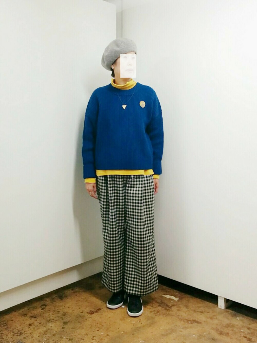 「ユニクロ、niko and ...、セーター、ワイドパンツ、ワイドパンツ×スニーカー、ベレー帽、ブローチ」｜「NIKEの【NIKE/ナイキ】COURT ROYALE (コートロイヤル)（スニーカー、ブラック系）」を使った、aon9さん（レディース・166cm）の冬コーディネートの1枚目の写真
