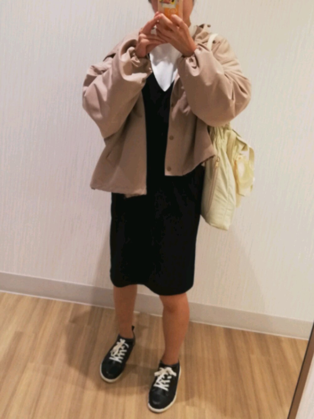 「冬コーデ、お洒落さんとつながりたい、カジュアルコーデ、今日のコーデ、ootd、スニーカー、冬、着回しコーデ」｜「WEGOのWEGO/リボン巾着トートバッグ（トートバッグ、ホワイト系）」を使った、ゆんさん（レディース・160cm）の冬コーディネートの1枚目の写真