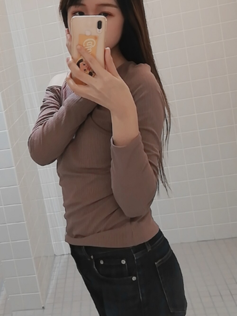 「ブラウン色に染まれ、オトナカジュアル、オトナ女子、おしゃれさんと繋がりたい、ブラウン、プチプラコーデ、大人ガーリー、ママコーデ、いいね、save、フォローお願いします🤑、キャップ」｜「apres jour mignonのワンショルデザイントップス【ZOZOTOWN限定アイテム】（Tシャツ/カットソー、ブラウン系）」を使った、ゆんさん（レディース・160cm）の冬コーディネートの1枚目の写真