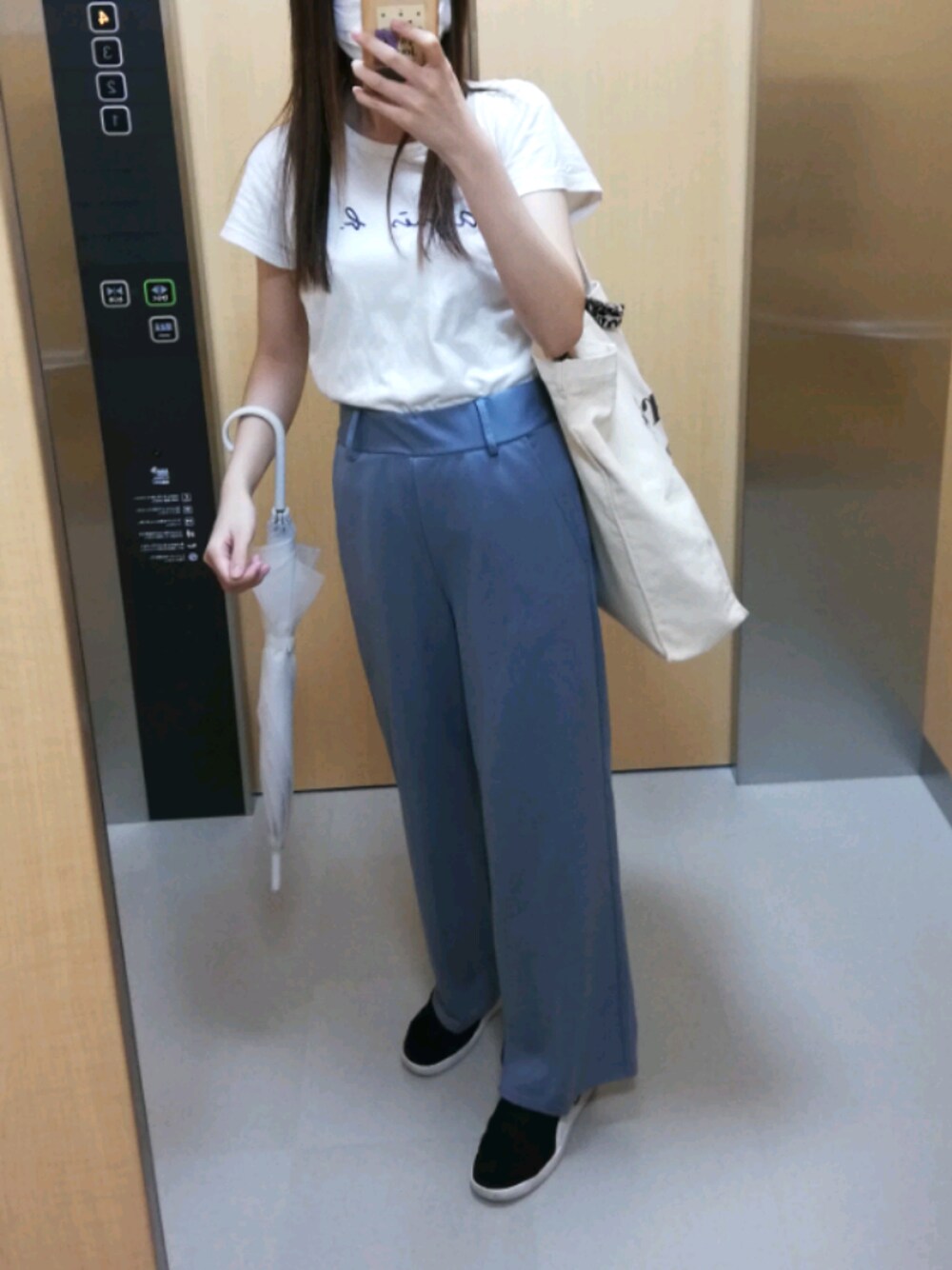 「大人カジュアル、オトナ女子、ラフ、楽チンコーデ、夏だ！Tシャツ着よう！、シンプル、くすみカラー、トートバッグ、ホワイト、雨の日コーデ」｜「apres jourのイージークロスパンツ【ZOZOTOWN限定アイテム】（その他パンツ、ブルー系）」を使った、ゆんさん（レディース・160cm）の夏コーディネートの1枚目の写真