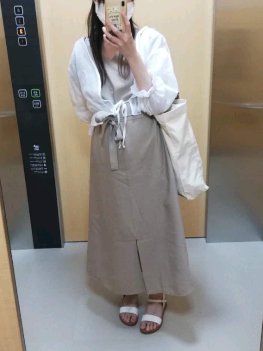 「夏、大人カジュアル、シンプルコーデ、大人コーデ、いいね、save、フォローお願いします🤑、トートバッグ、お洒落さんとつながりたい、ホワイト、キレイめ、ロングワンピース」｜「GRLの光沢シフォンカーディガン（カーディガン/ボレロ、ホワイト系）」を使った、ゆんさん（レディース・160cm）の夏コーディネートの1枚目の写真