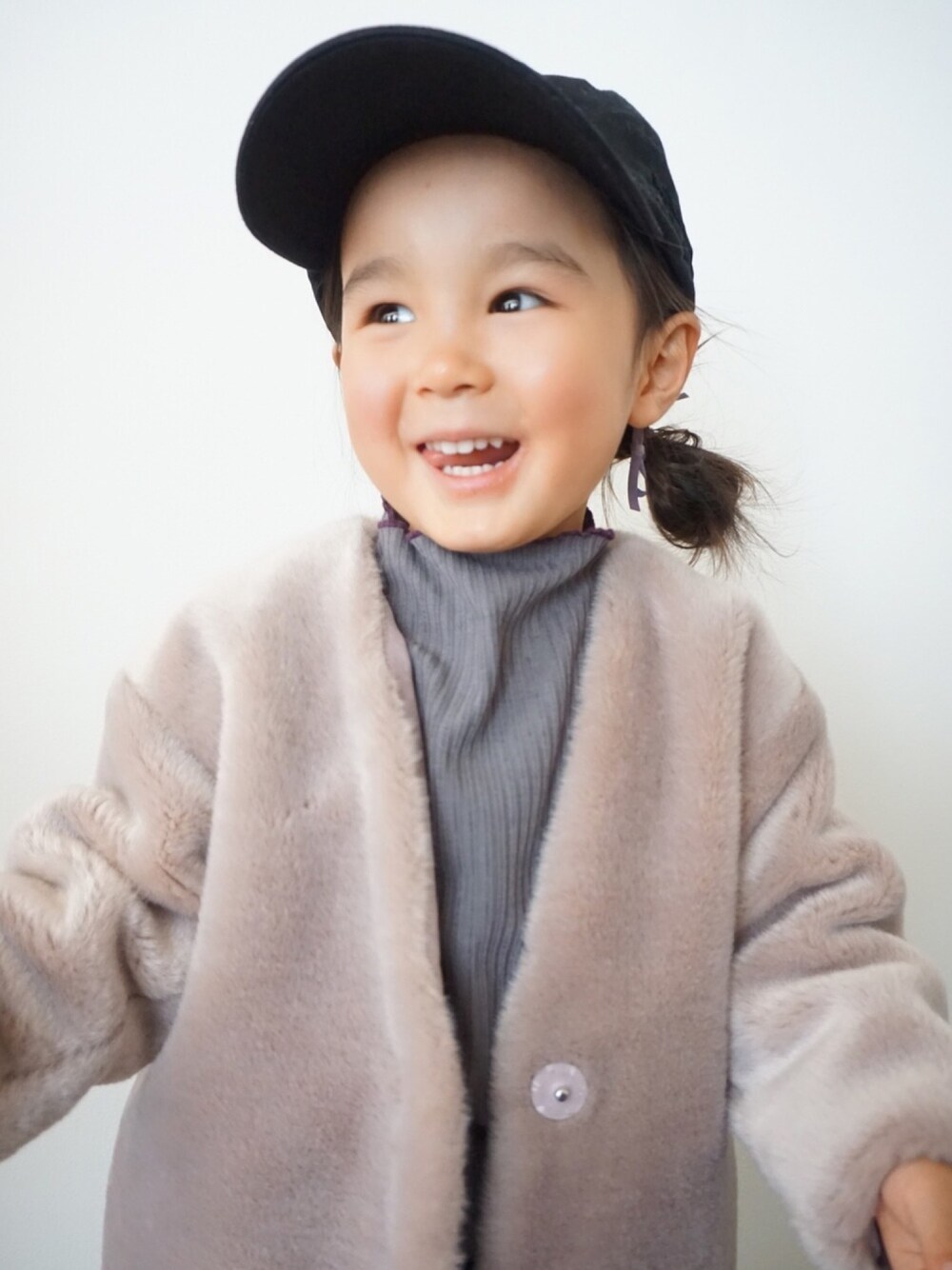 「ファー、ファーコート、キャップ、シンプル、3歳、キッズコーデ、女の子」｜「CIAOPANIC TYPYの【ママとお揃い】メロウハイネックリブTee（Tシャツ/カットソー、パープル系）」を使った、kakaさん（キッズ・90cm）の冬コーディネートの1枚目の写真