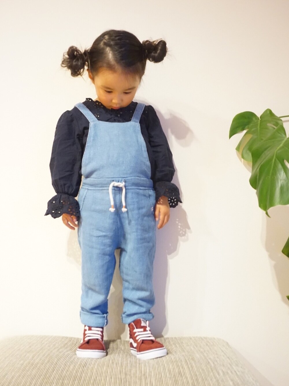 「サロペット、ZARA、ブラウス、スカラップ、スカラップブラウス、ハイカットスニーカー、VANS、3歳、３歳２ヶ月」｜「🍞のアイテム（サロペット/オーバーオール、ブルー系）」を使った、kakaさん（キッズ・90cm）の春コーディネートの1枚目の写真