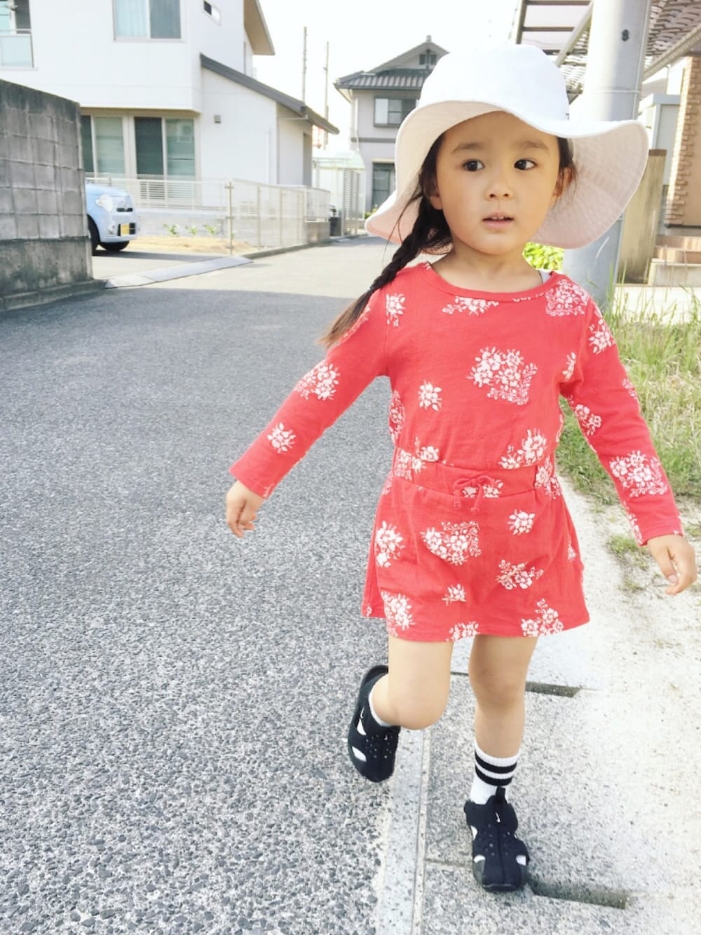 「赤ワンピース、花柄、花柄ワンピース、ハット、ラインソックス、サンダルに靴下、3歳、3歳3ヶ月、赤、レトロ」｜「OLD NAVYのアイテム（ワンピース、レッド系）」を使った、kakaさん（キッズ・90cm）の春コーディネートの1枚目の写真