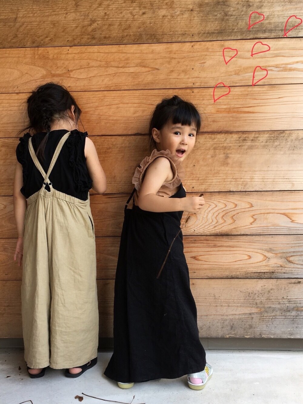 「リンクコーデ、サロペット、肩フリル、色違いコーデ、3歳」｜「GLOBAL WORKの【キッズ】リネンキャミサロペットパンツ/794396（サロペット/オーバーオール、ブラック系）」を使った、kakaさん（キッズ・90cm）の秋コーディネートの1枚目の写真