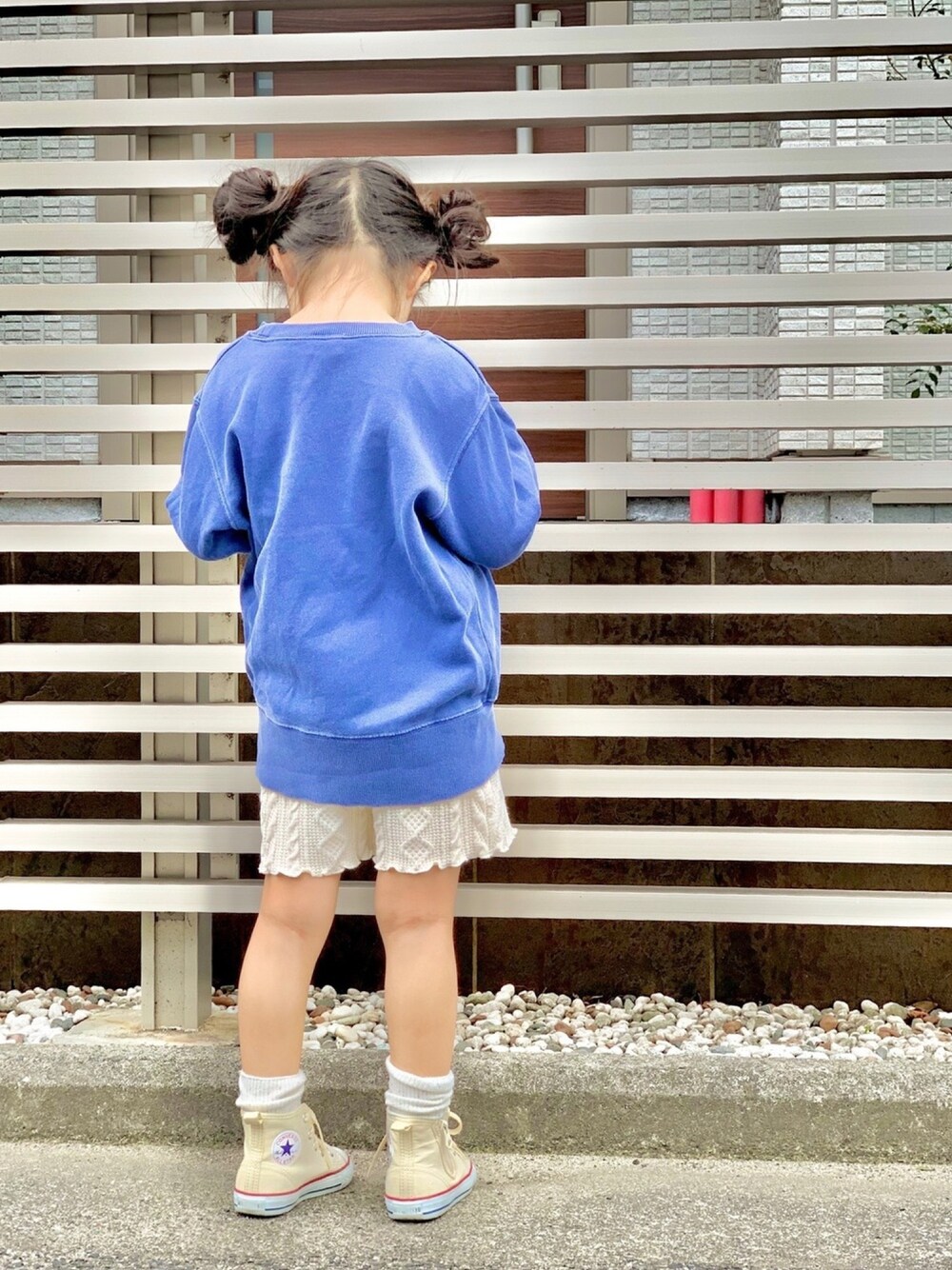 「キッズコーデ、ブルー、スウェット、ショートパンツ、ニットショートパンツ、おだんごヘアー、青×白、5歳、ボーイッシュ」｜「ChampionのChampion/チャンピオン 製品染めスウェット（スウェット、ブルー系）」を使った、kakaさん（キッズ・100cm）の春コーディネートの1枚目の写真