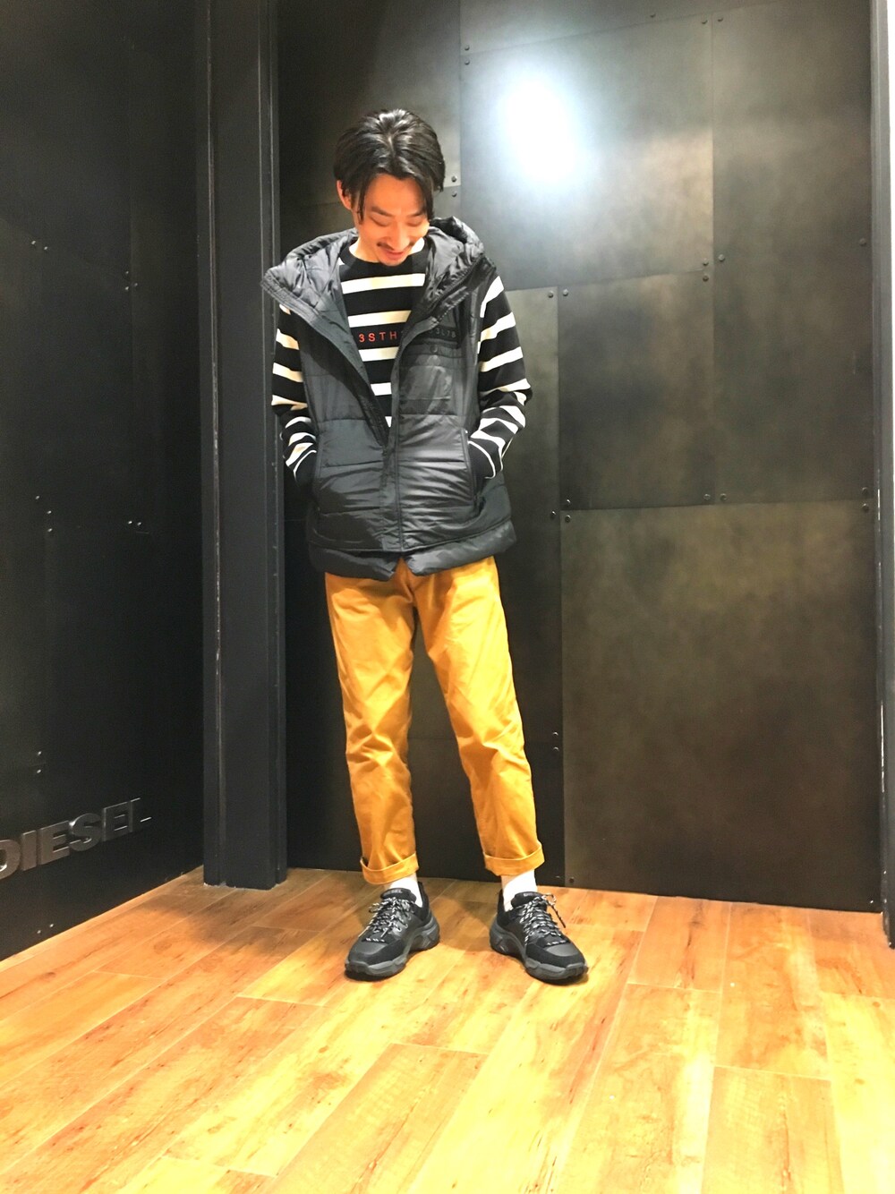 「Diesel、新作、ベスト、ニット、ボーダー、ダッドスニーカー」｜「DIESELのMEN'Sヘビーコットンボーダーニット（ニット/セーター、ブラック系）」を使った、haruさん（メンズ・180cm）の秋コーディネートの1枚目の写真