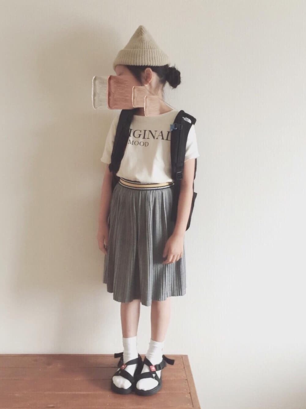 「ロゴT、プリーツスカート、ニット帽、スポーツサンダル、サンダルに靴下、バックパック、女の子コーデ」｜「ZARA KIDSのアイテム（Tシャツ/カットソー、ホワイト系）」を使った、nicomicoさん（キッズ・120cm）の夏コーディネートの1枚目の写真