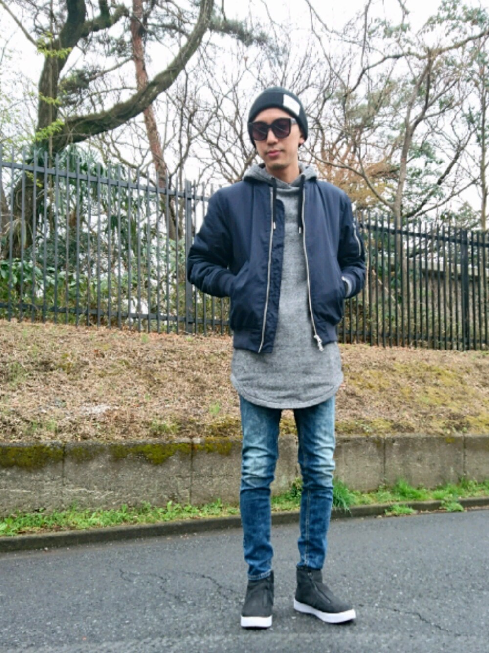 「休日スタイル、かぶりもの、グラサン、メガネ好き、NIKE、スニーカー」｜「Dickiesのアイテム（ミリタリージャケット、ブルー系）」を使った、TAISHIさん（メンズ・176cm）の春コーディネートの1枚目の写真