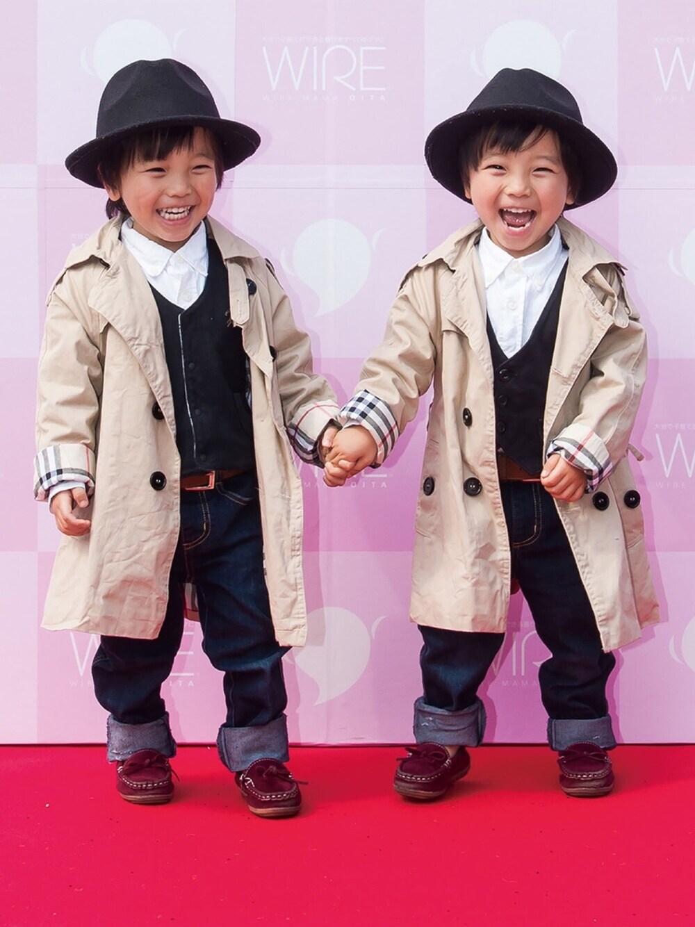 「双子コーデ、春コーデ、キッスコーデ、トレンチコート、おとこのこスタイル」｜「韓国子供服のアイテム（ジャケット/アウター、ベージュ系）」を使った、itsuminaさん（キッズ・90cm）の夏コーディネートの1枚目の写真