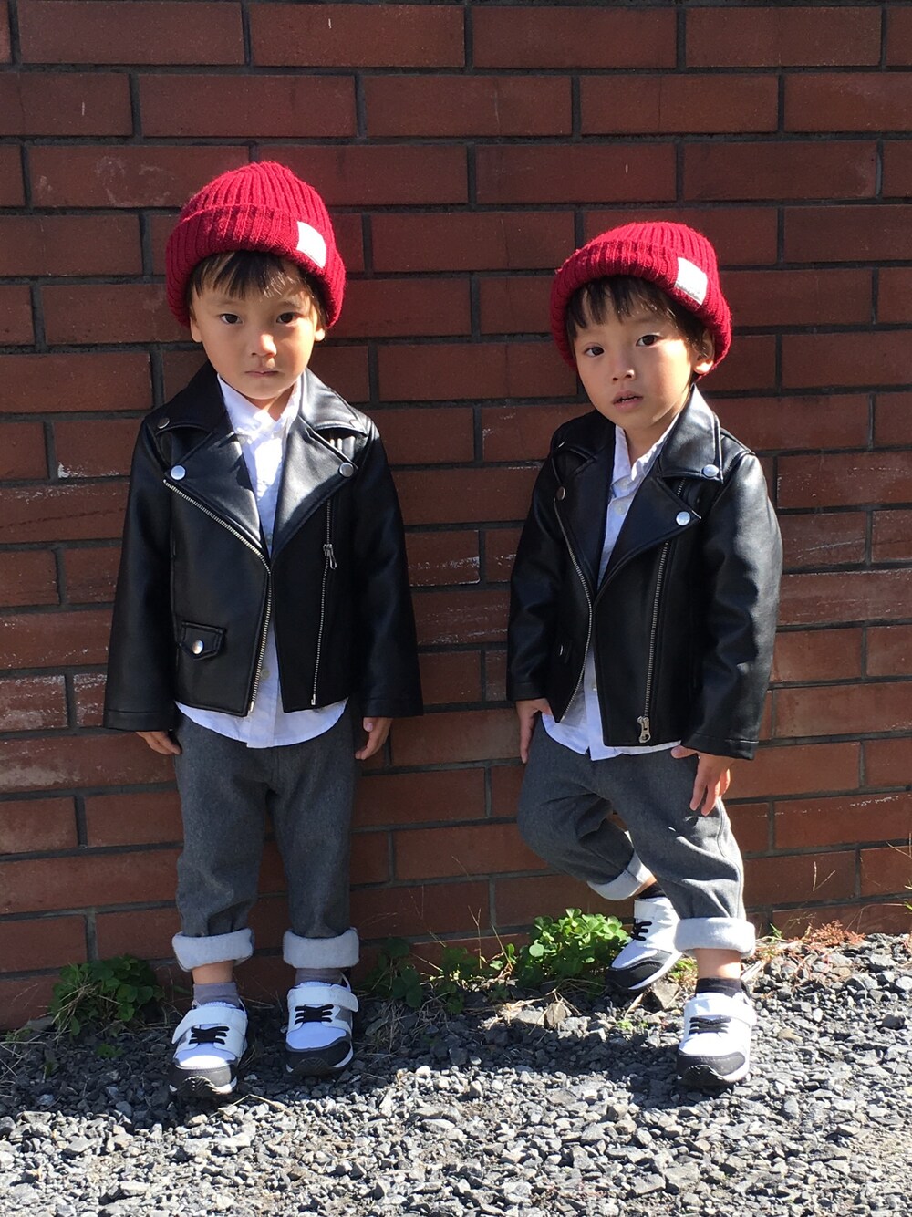 「キッズコーデ、双子コーデ、スニーカーコーデ、ライダース」｜「petit mainのベーシックライダースジャケット（ライダースジャケット、ブラック系）」を使った、itsuminaさん（キッズ・90cm）の秋コーディネートの1枚目の写真