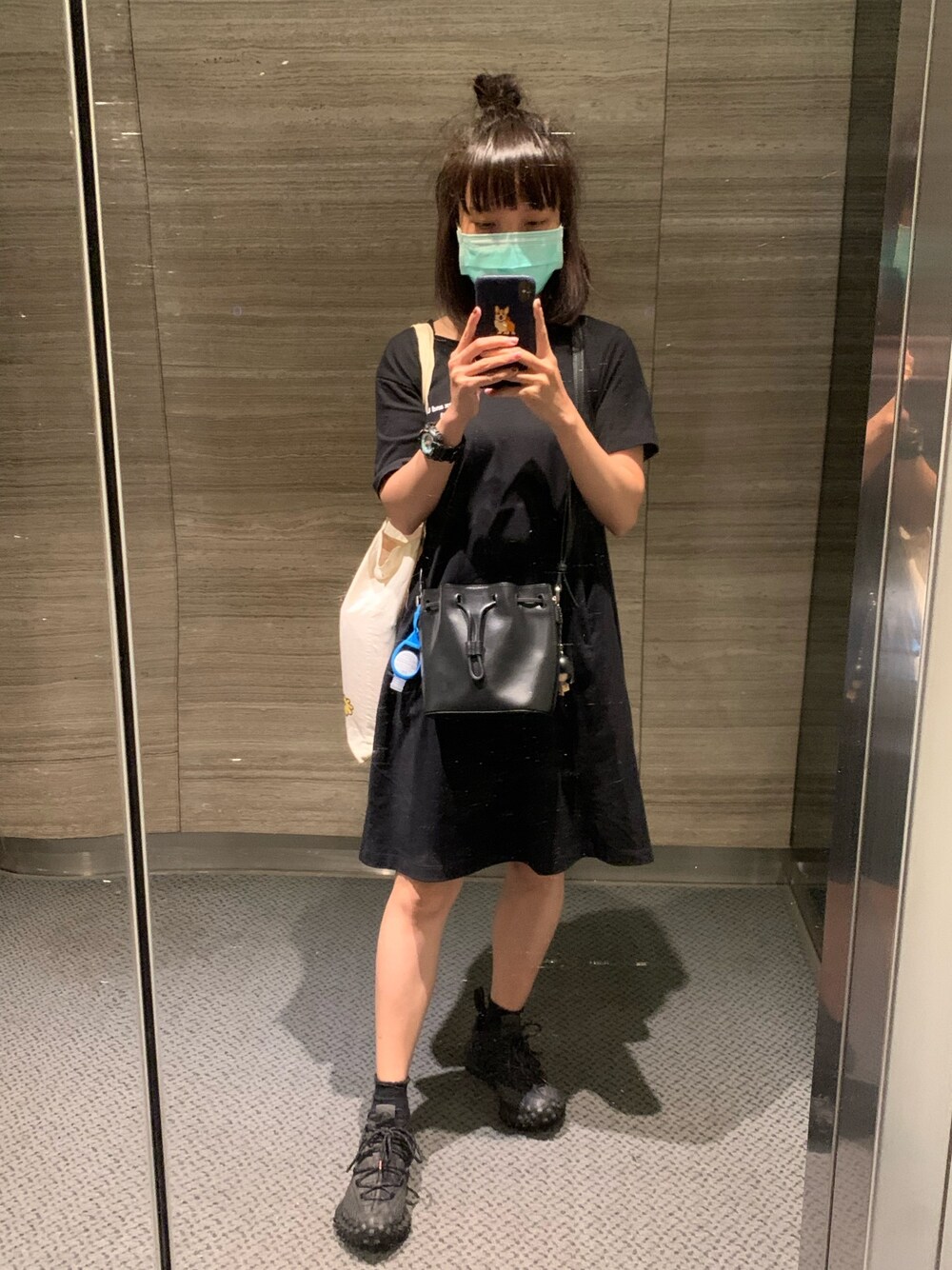 「agnes b.のアイテム（ハンドバッグ、ブラック系）」を使った、mini.meさん（レディース・150cm）の春コーディネートの1枚目の写真