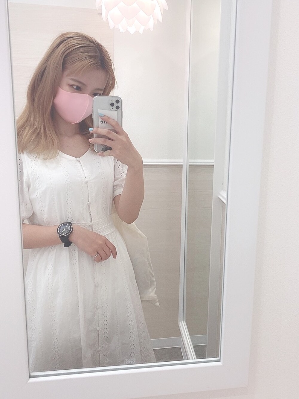 ホワイト系のワンピースを着用したレディースの夏コーディネートの1枚目の写真