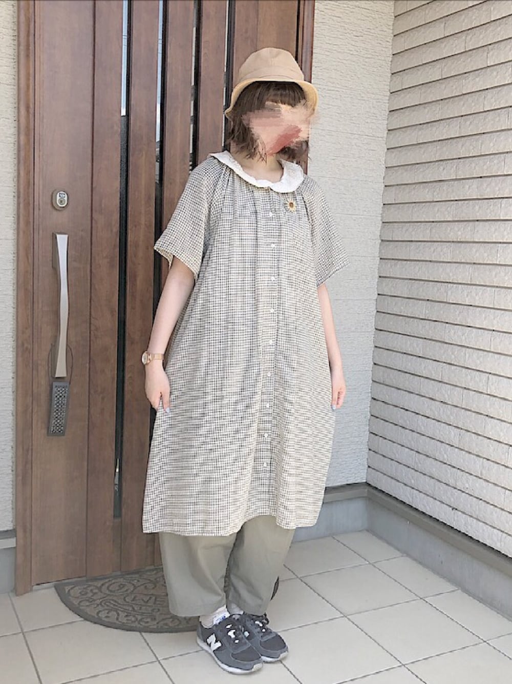 ホワイト系のワンピース、グリーン系のその他パンツ、ブルー系のスニーカーを着用したレディースの夏コーディネートの1枚目の写真