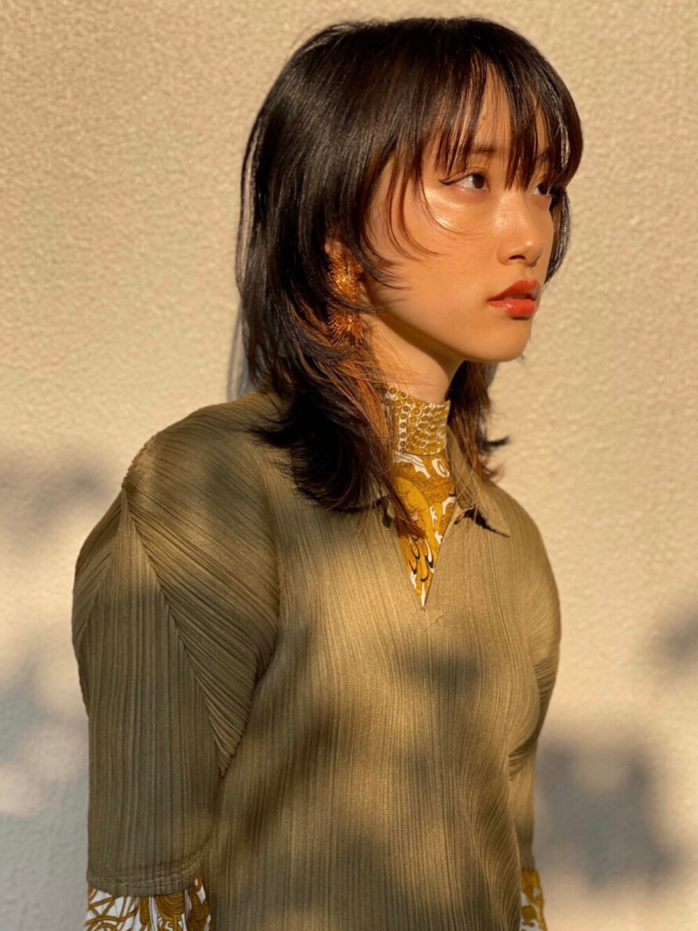 「TOGA、ISSEY MIYAKE、PLEATS PLEASE、イッセイミヤケ、プリーツプリーズ、TOGA PULLA、H&M、ウルフカット、カーキ」｜「PLEATS PLEASEのアイテム（トップス、グリーン系）」を使った、㊙︎さん（レディース・157cm）の春コーディネートの1枚目の写真