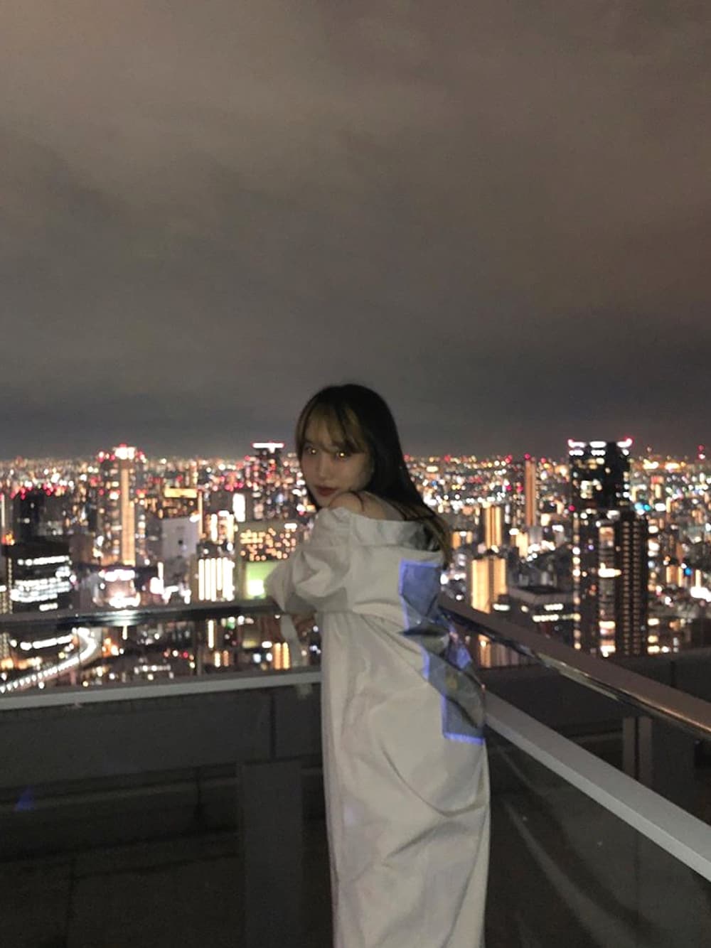 「ロングシャツ、バックプリント、ビニールグラフィック、蓄光、夜景、name.」｜「Name.のアイテム（シャツ/ブラウス、ベージュ系）」を使った、㊙︎さん（レディース・157cm）の秋コーディネートの1枚目の写真