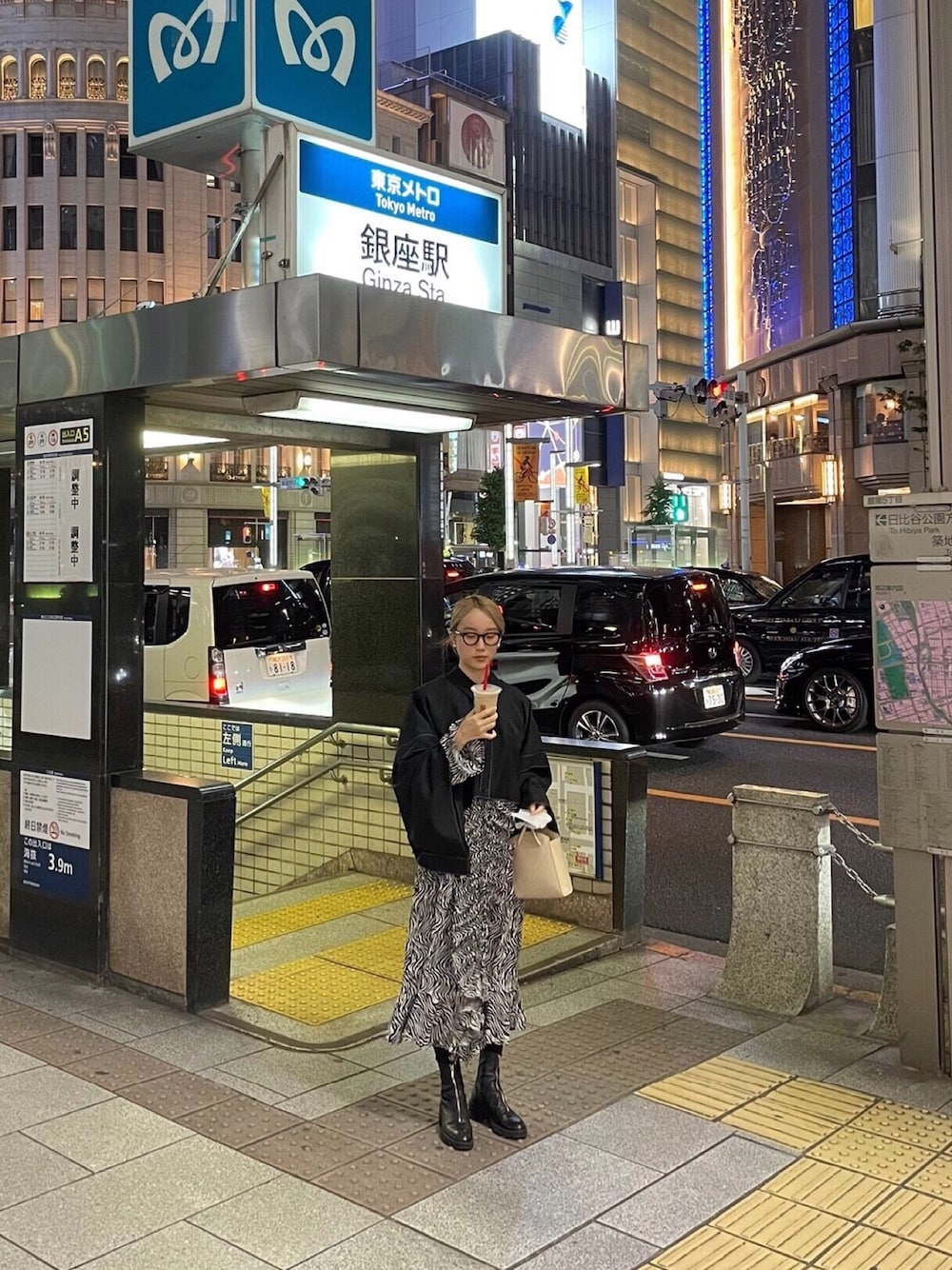 「ゼブラ柄、ワンピース、ブーツ、シンプル、ブラックコーデ、ワントーンコーデ、ボリューム袖、春コーデ、フリル、大人カジュアル」｜「peter and mayのアイテム（メガネ、ブラック系）」を使った、㊙︎さん（レディース・157cm）の春コーディネートの1枚目の写真