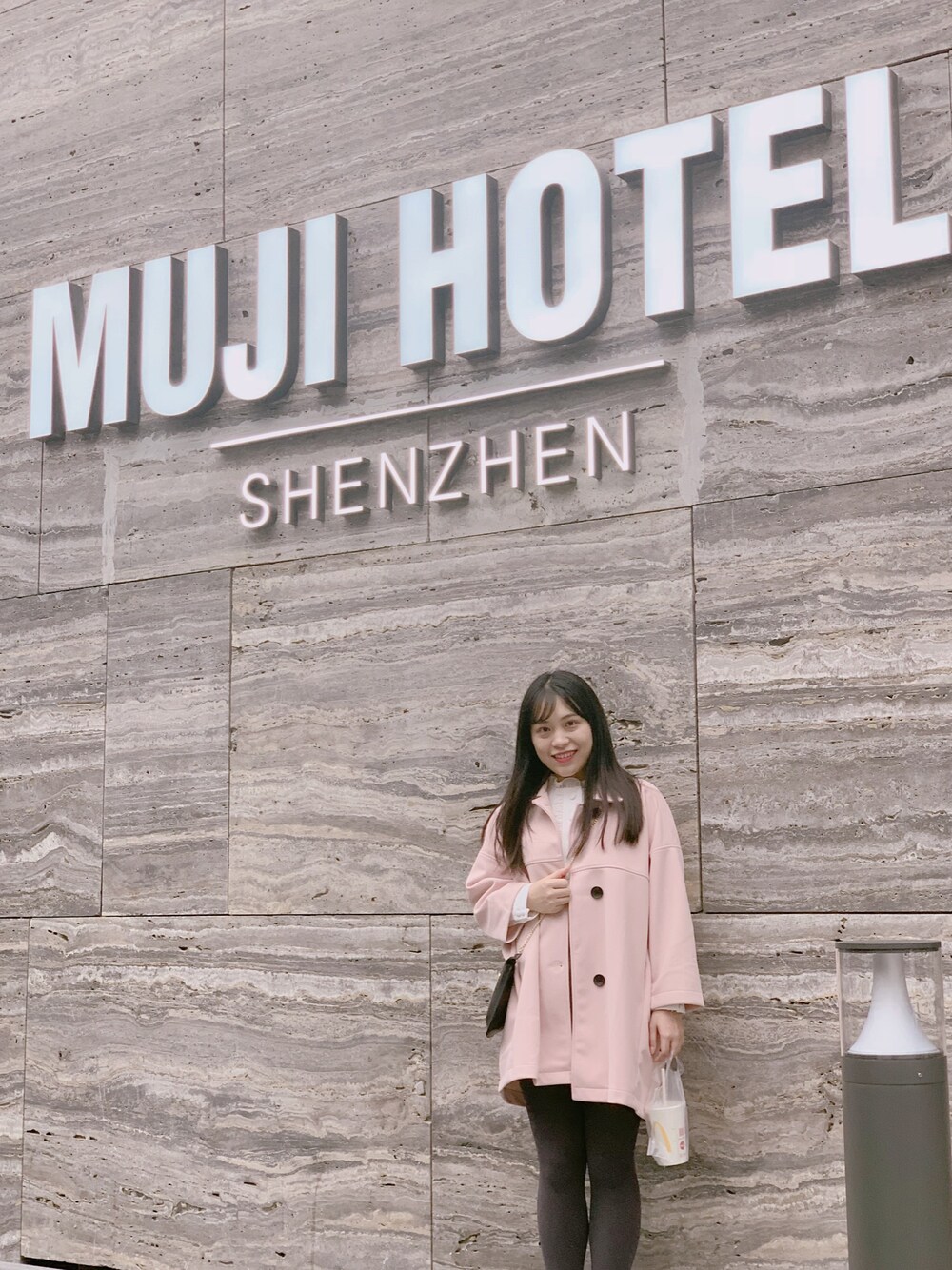 「MUJI HOTEL IN SHENZHEN、シンプル、休日スタイル、おしゃれさんと繋がりたい、プチプラ、カジュアル、ootd、冬コーデ」｜「Supreme.La.La.の【Ray12月号掲載】フリルシフォンカットブラウス（シャツ/ブラウス、ホワイト系）」を使った、小小大大馒头さん（レディース・162cm）の冬コーディネートの1枚目の写真