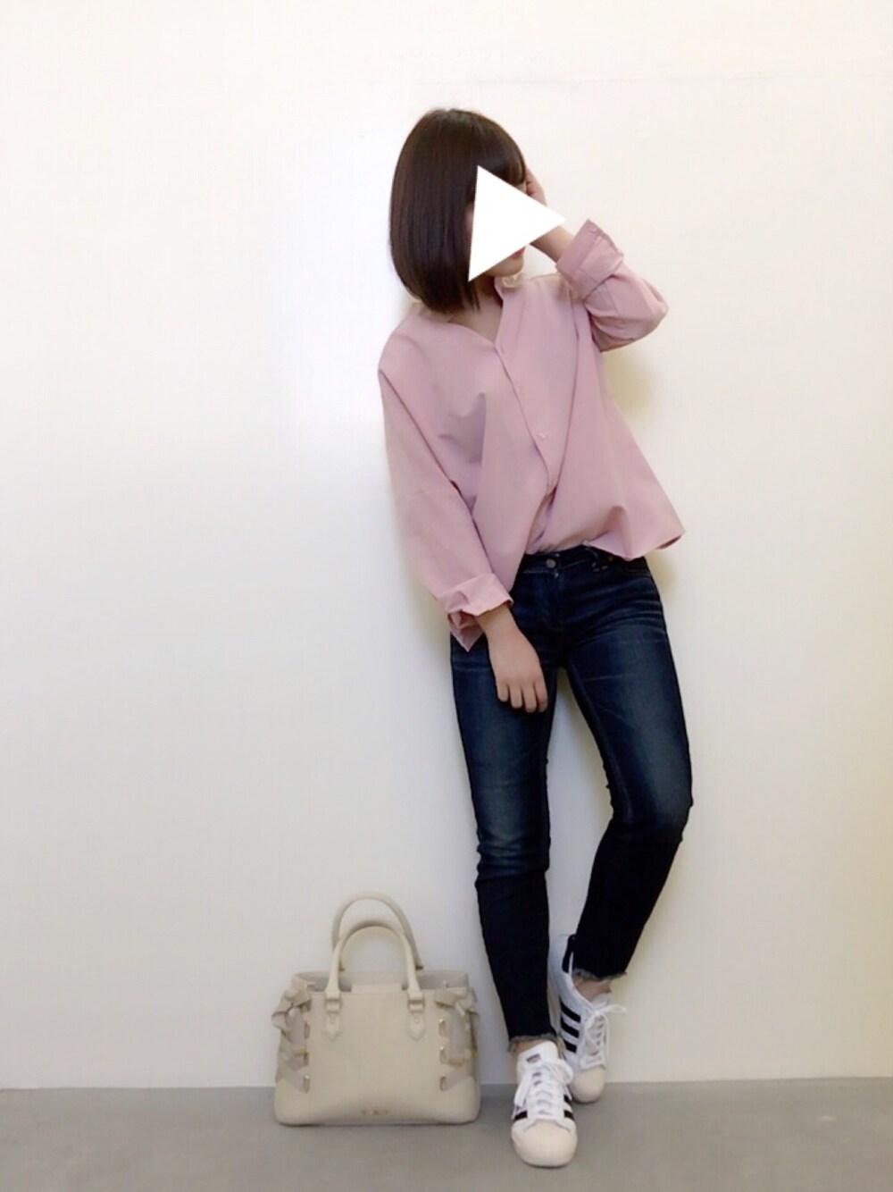 「カジュアル、denim、休日スタイル、シンプル、プチプラコーデ、シャツスタイル、ピンク、スーパースター、スニーカー、低身長」｜「DHOLICのアイテム（シャツ/ブラウス、ピンク系）」を使った、ぱぬ美さん（レディース・152cm）の春コーディネートの1枚目の写真