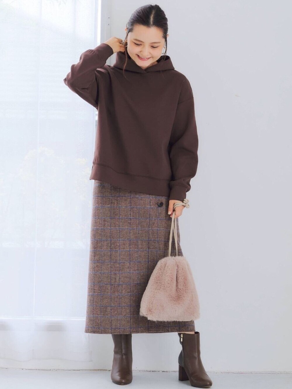 「casual、くすみカラー、秋のおすすめブラウンカラーコーデ、スタッフセンバツ、パーカー」｜「green label relaxingの[21.5cm~25.5cm]◆FFC ラウンド ショートブーツ(6.5cmヒール)（ブーツ、ブラウン系）」を使った、藤野（fujino）さん（レディース・152cm）の秋コーディネートの1枚目の写真
