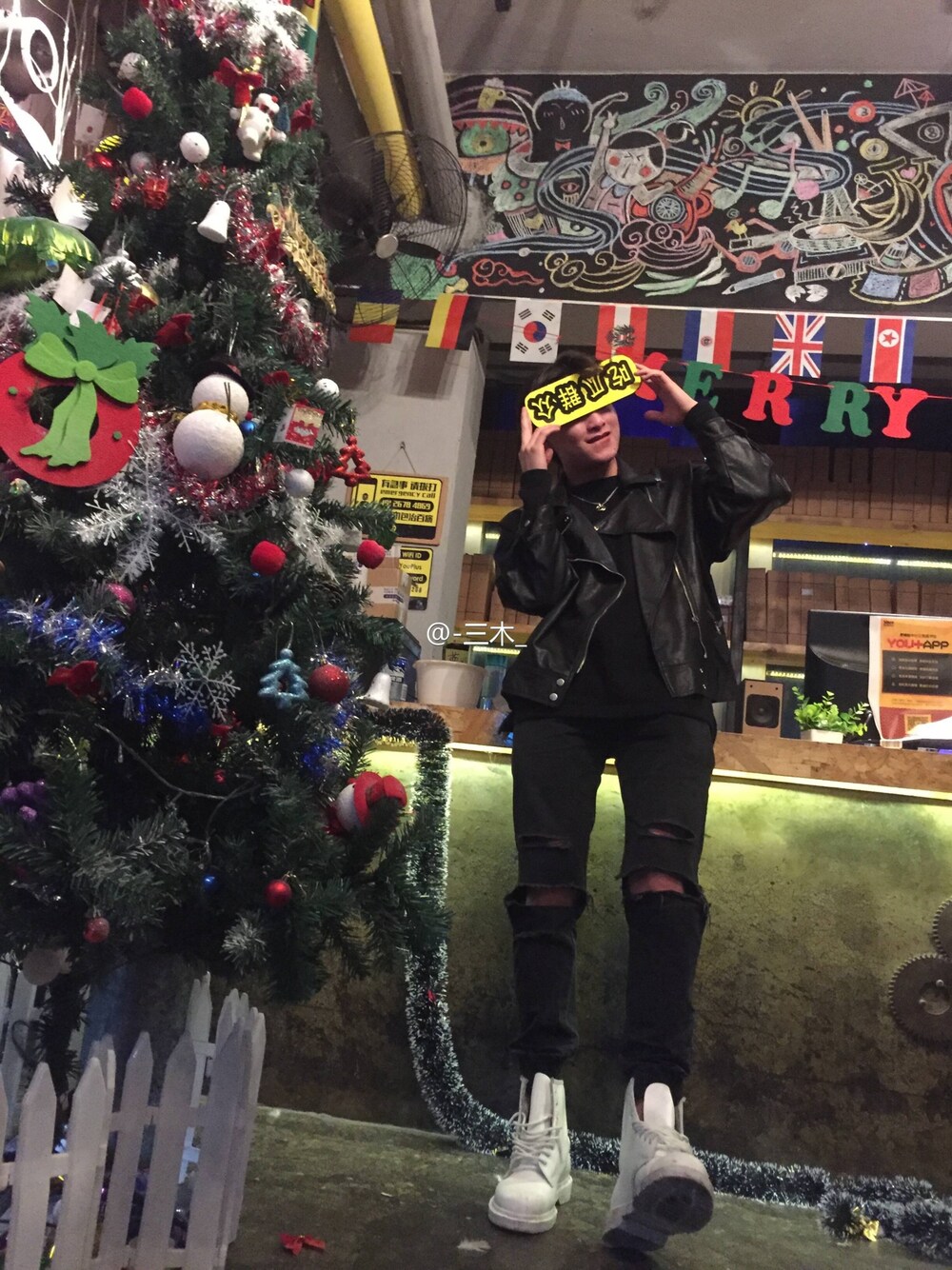 「Dr. Martensのアイテム（ブーツ、ホワイト系）」を使った、三木さん（メンズ・178cm）の冬コーディネートの1枚目の写真