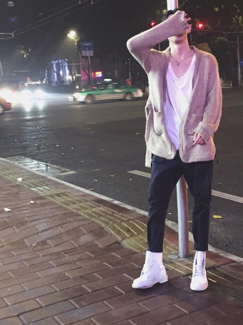 「Dr. Martensのアイテム（ブーツ、ホワイト系）」を使った、三木さん（メンズ・178cm）の春コーディネートの1枚目の写真