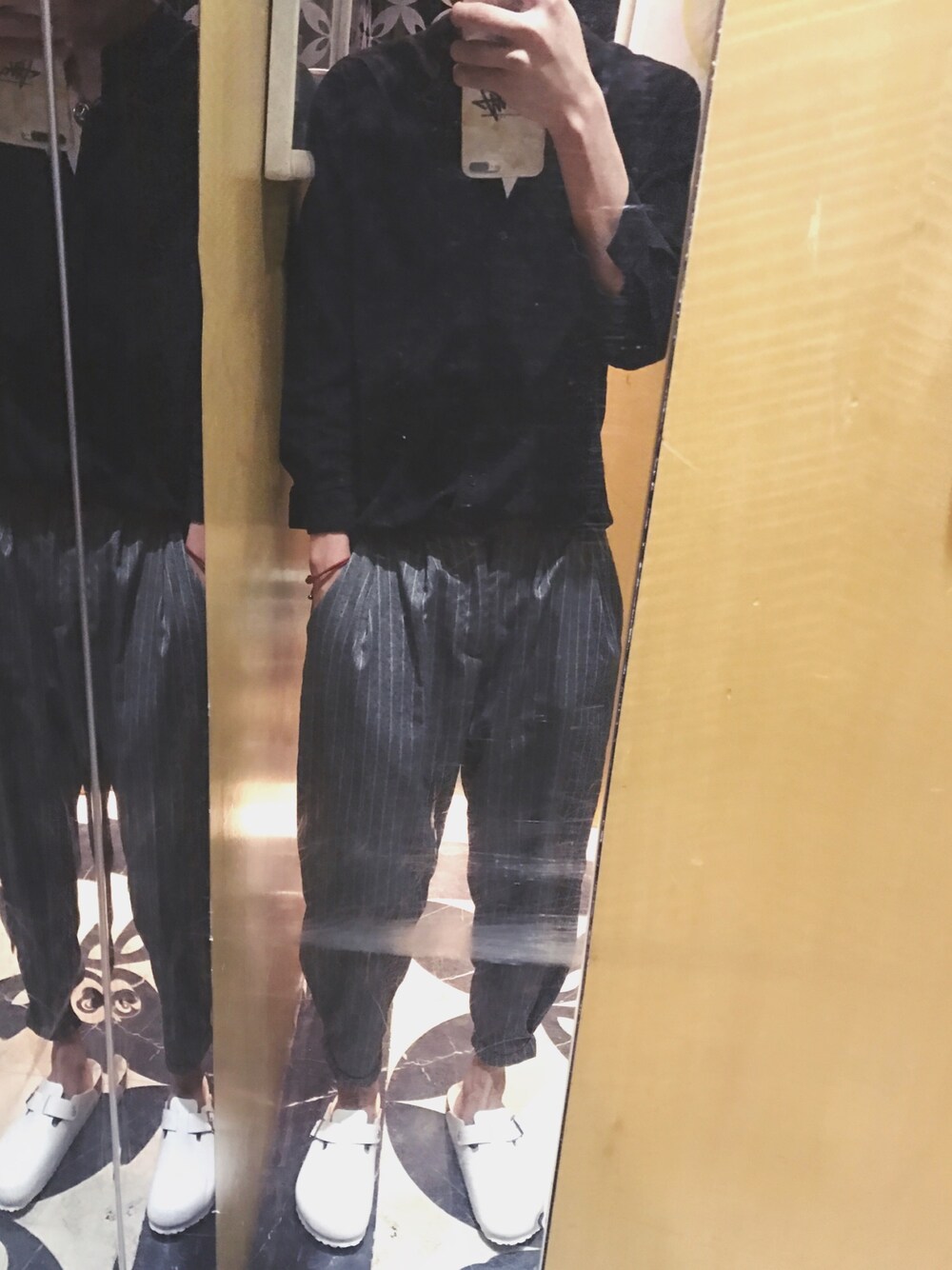 「BIRKENSTOCKのアイテム（スリッポン、ホワイト系）」を使った、三木さん（メンズ・178cm）の春コーディネートの1枚目の写真