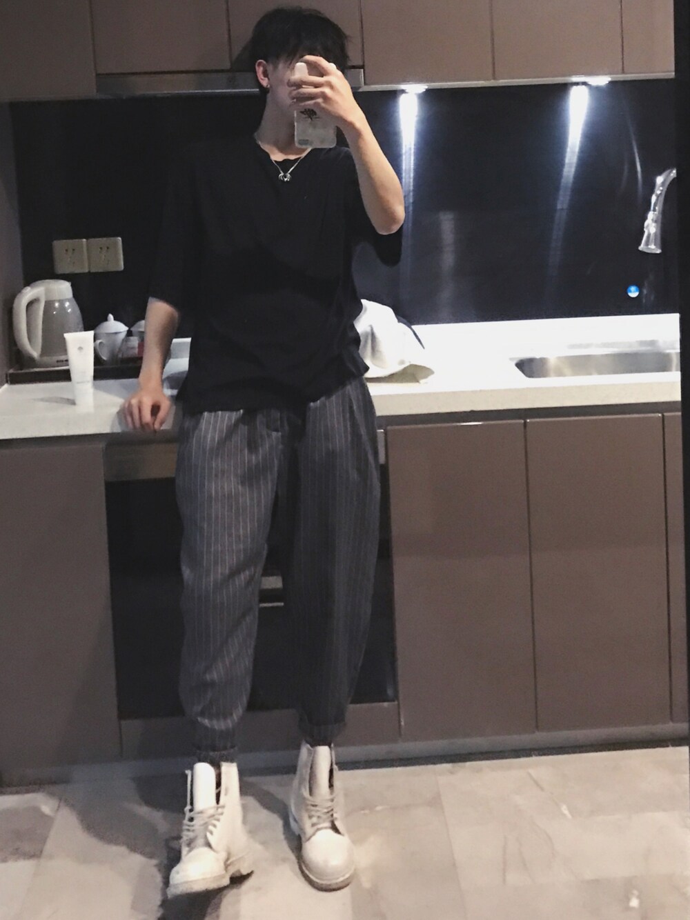 「Dr. Martensのアイテム（ブーツ、ホワイト系）」を使った、三木さん（メンズ・178cm）の春コーディネートの1枚目の写真