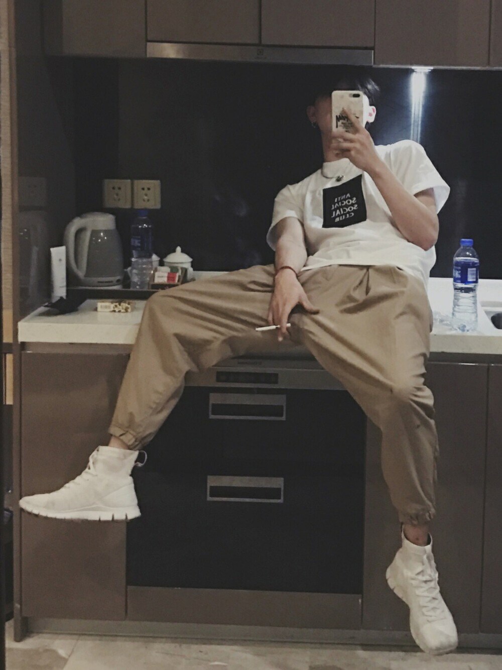 「NIKEのアイテム（スニーカー、ホワイト系）」を使った、三木さん（メンズ・165cm）の春コーディネートの1枚目の写真