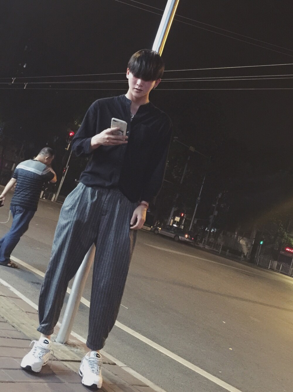 「NIKEのアイテム（スニーカー、ホワイト系）」を使った、三木さん（メンズ・178cm）の春コーディネートの1枚目の写真
