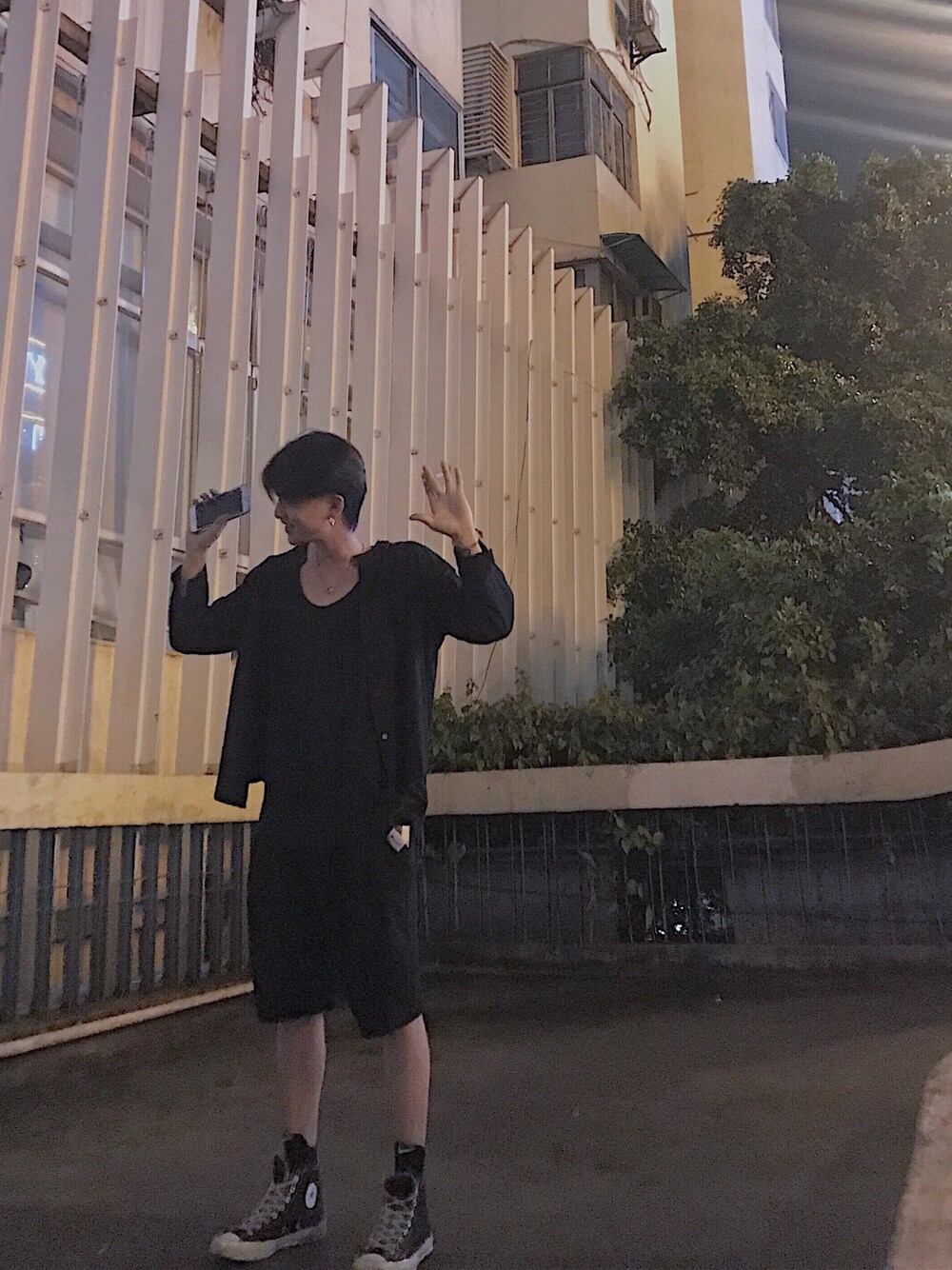「CONVERSEのアイテム（スニーカー、ブラック系）」を使った、三木さん（メンズ・178cm）の夏コーディネートの1枚目の写真