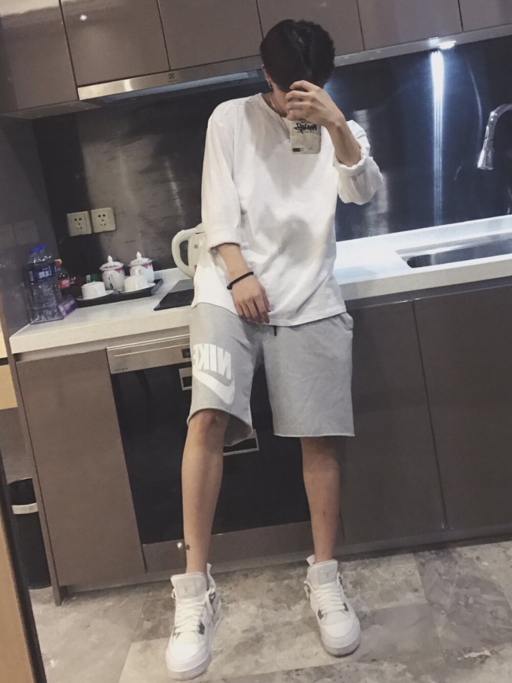 「AIR JORDANのアイテム（スニーカー、ホワイト系）」を使った、三木さん（メンズ・178cm）の秋コーディネートの1枚目の写真