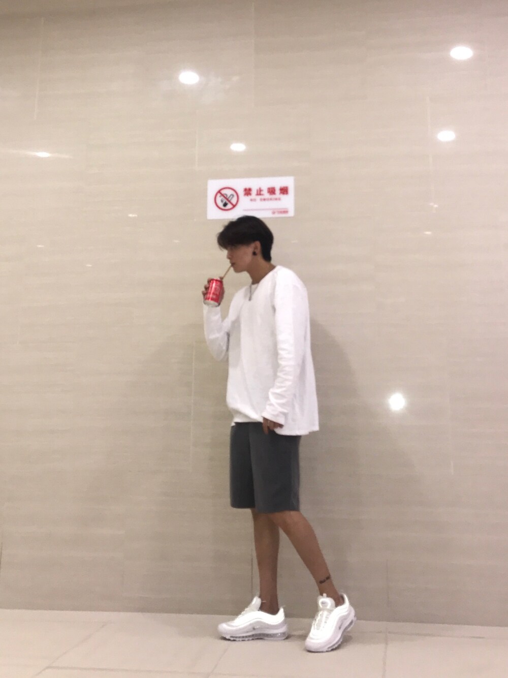 「白灰黒」｜「NIKEのアイテム（スニーカー、ホワイト系）」を使った、三木さん（メンズ・178cm）の秋コーディネートの1枚目の写真