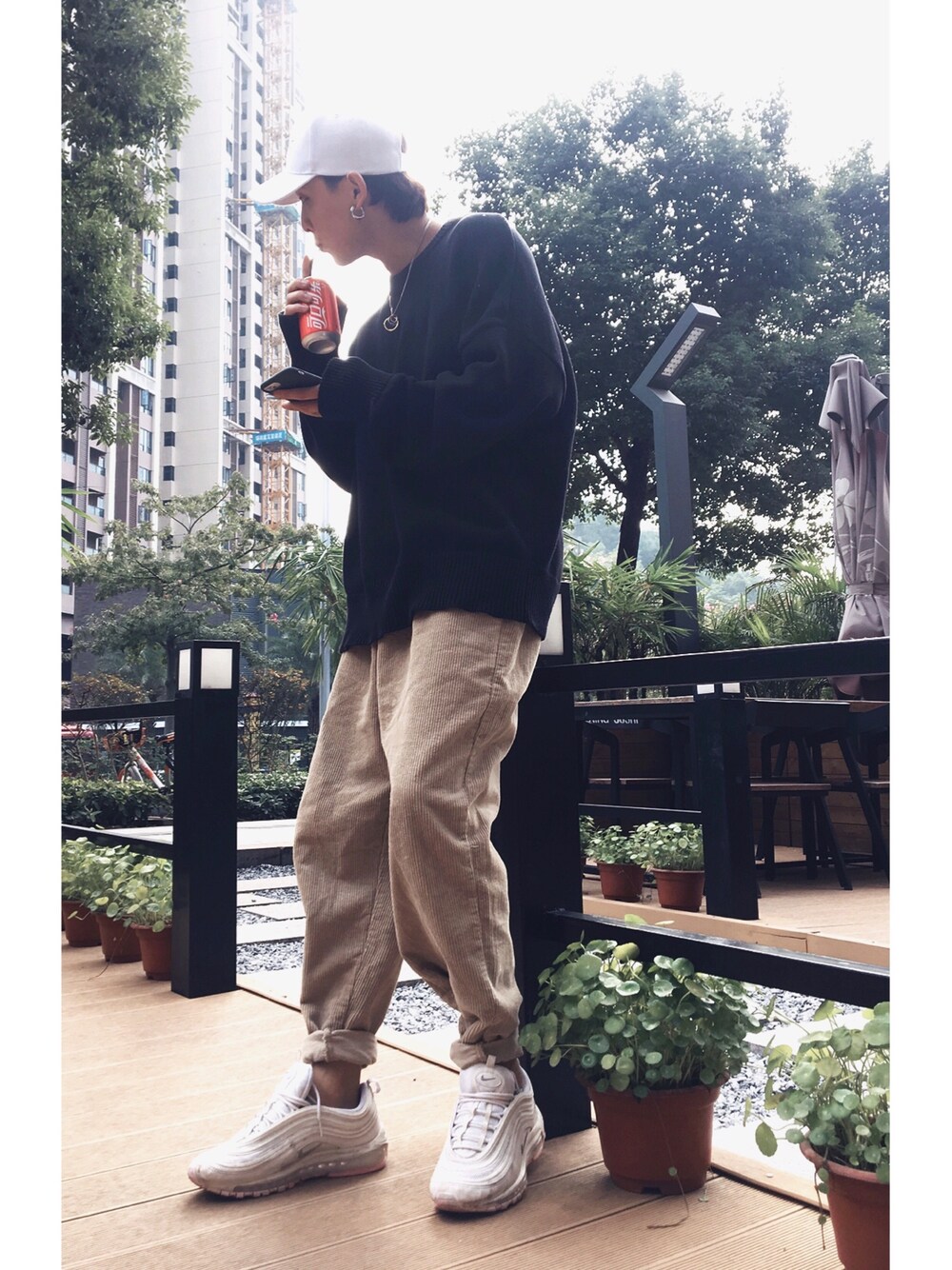 「NIKEのアイテム（スニーカー、ホワイト系）」を使った、三木さん（メンズ・178cm）の秋コーディネートの1枚目の写真