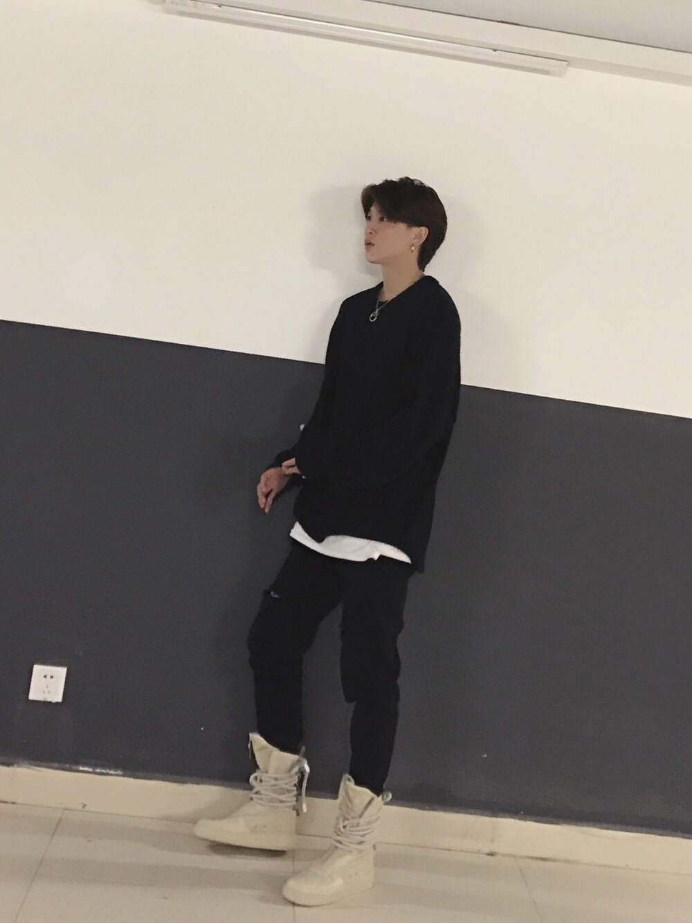 「NIKEのアイテム（スニーカー、ベージュ系）」を使った、三木さん（メンズ・178cm）の秋コーディネートの1枚目の写真