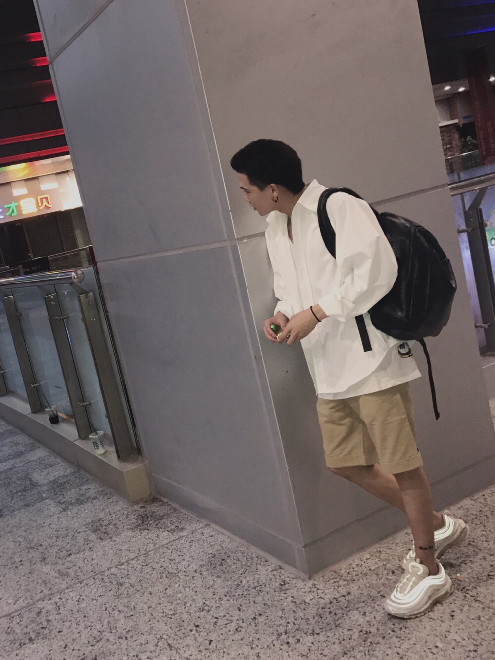「NIKEのアイテム（スニーカー、ホワイト系）」を使った、三木さん（メンズ・178cm）の春コーディネートの1枚目の写真