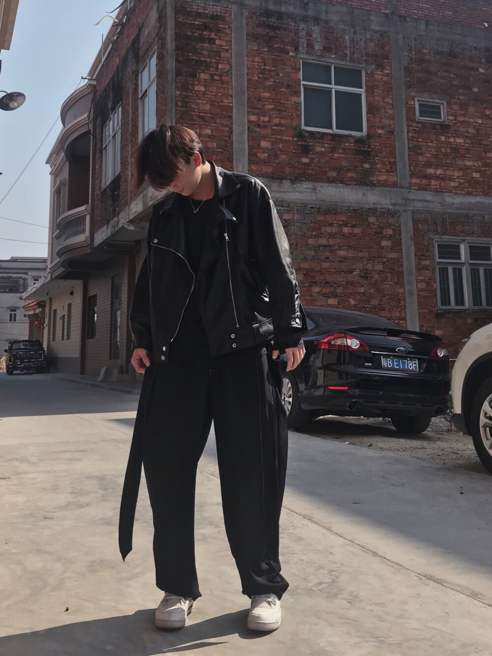「AIR JORDANのアイテム（スニーカー、ホワイト系）」を使った、三木さん（メンズ・178cm）の春コーディネートの1枚目の写真