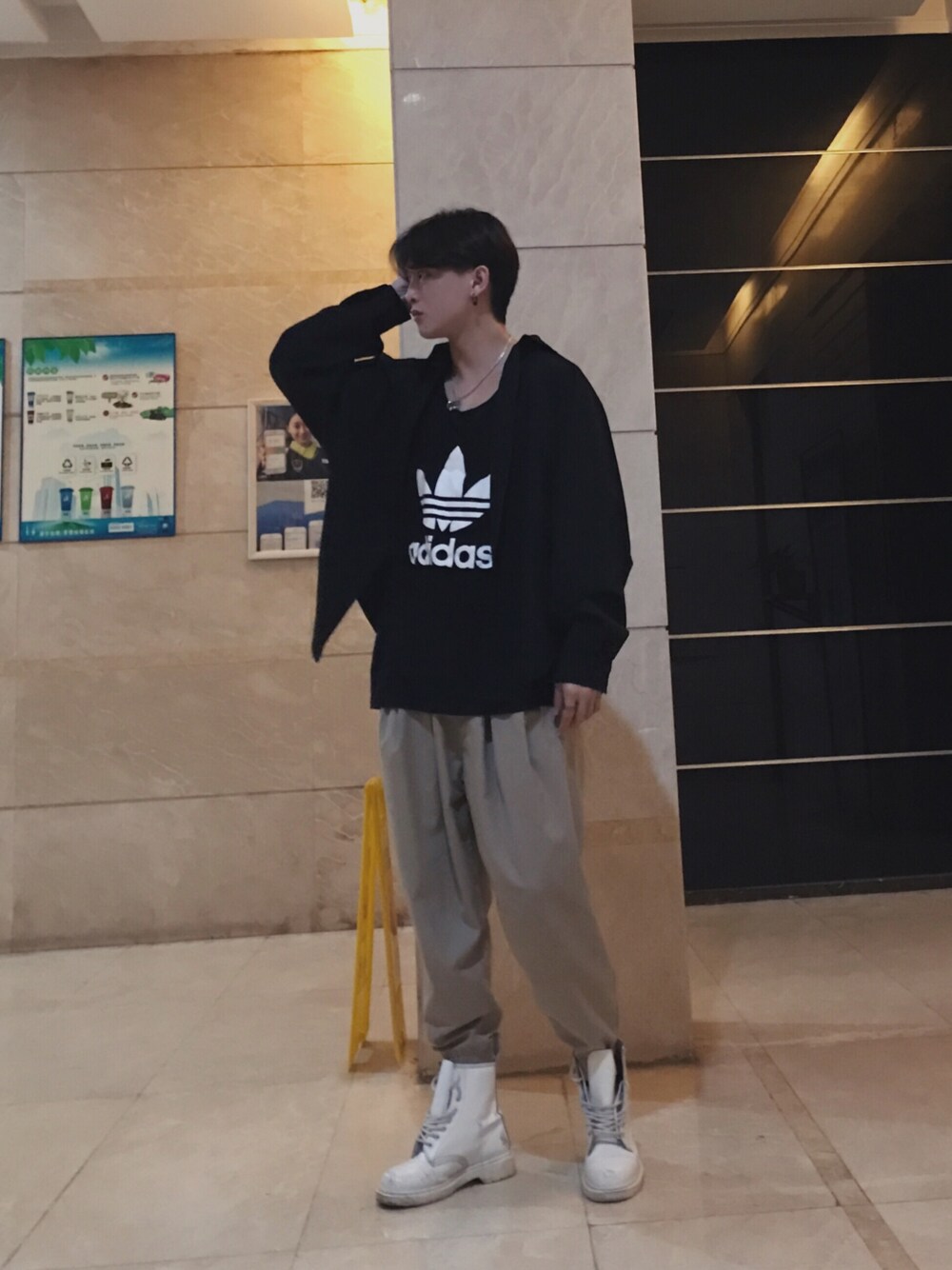 「adidas Originalsのアイテム（タンクトップ、ブラック系）」を使った、三木さん（メンズ・178cm）の春コーディネートの1枚目の写真