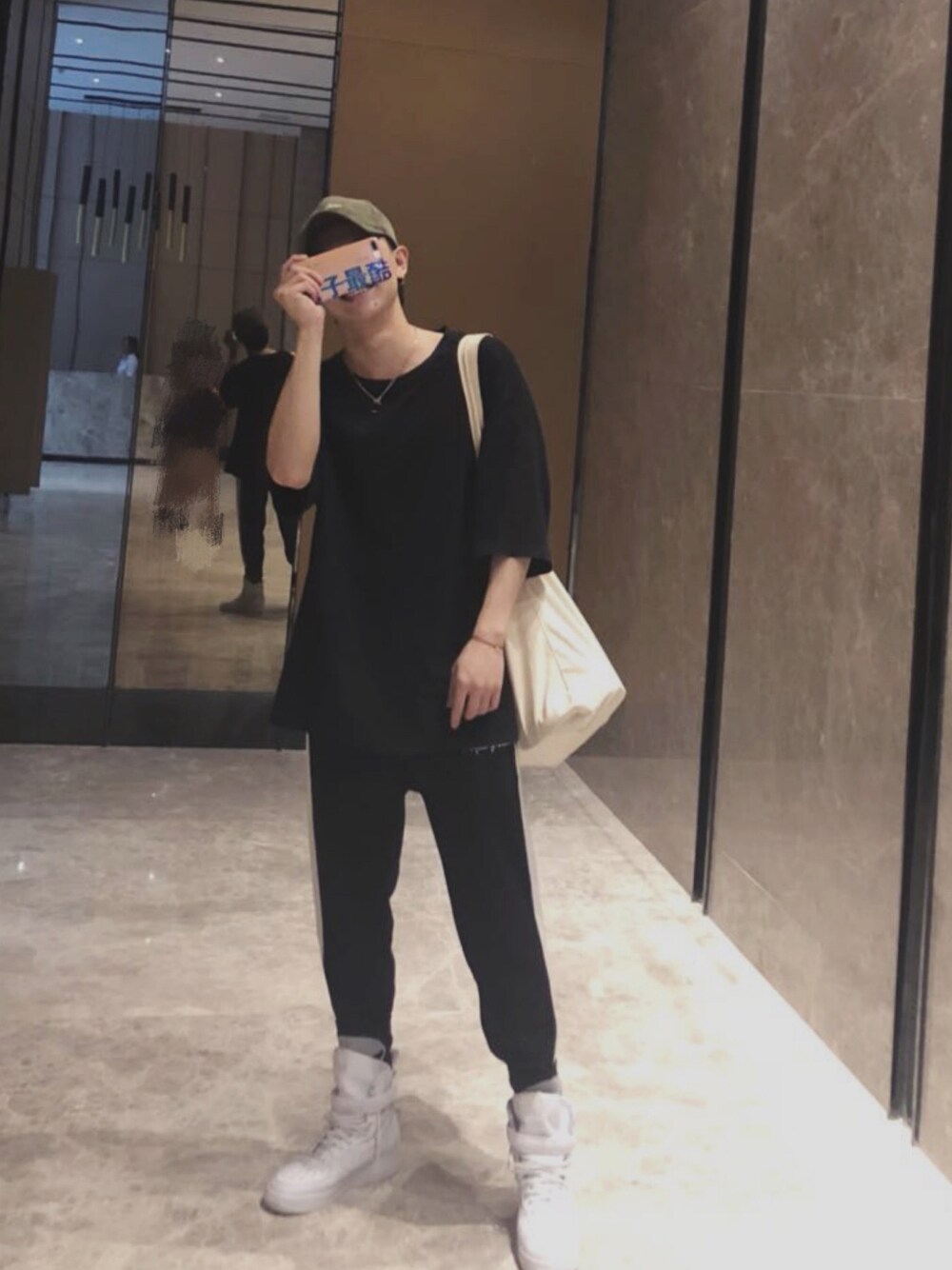 「NIKEのアイテム（スニーカー、ホワイト系）」を使った、三木さん（メンズ・178cm）の夏コーディネートの1枚目の写真