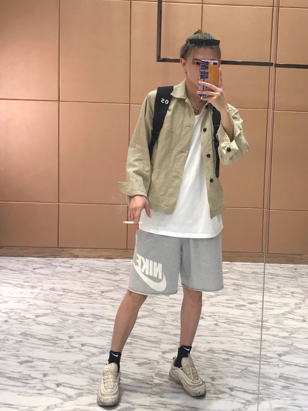 「NIKEのアイテム（スニーカー、ホワイト系）」を使った、三木さん（メンズ・178cm）の夏コーディネートの1枚目の写真