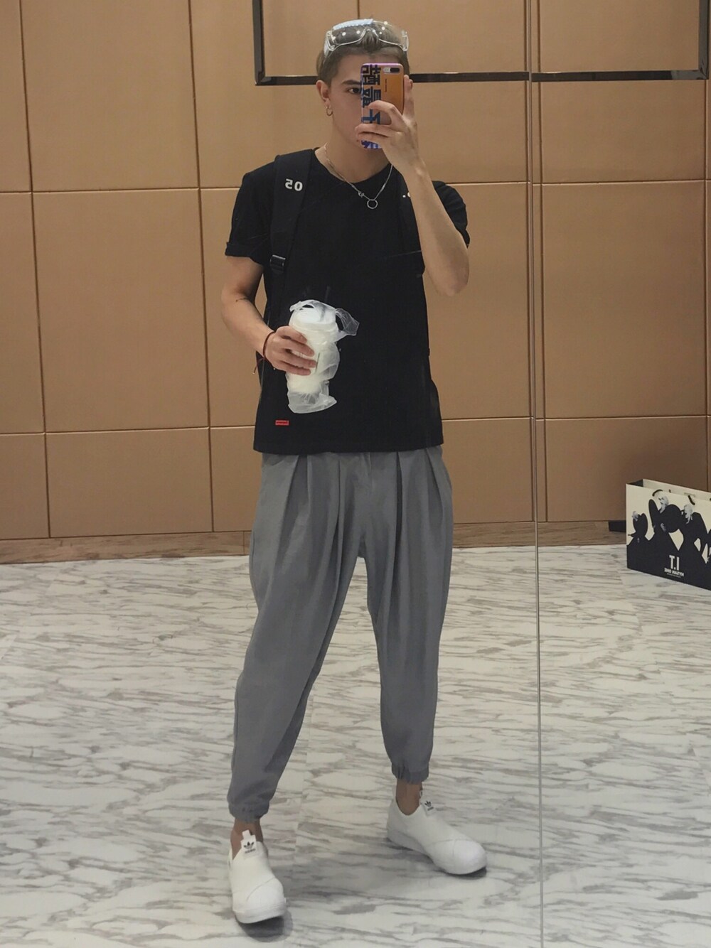 「adidas Originalsのアイテム（その他シューズ、ホワイト系）」を使った、三木さん（メンズ・178cm）の夏コーディネートの1枚目の写真