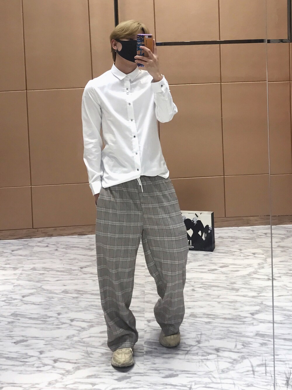 「AIR JORDANのアイテム（スニーカー、ホワイト系）」を使った、三木さん（メンズ・178cm）の夏コーディネートの1枚目の写真