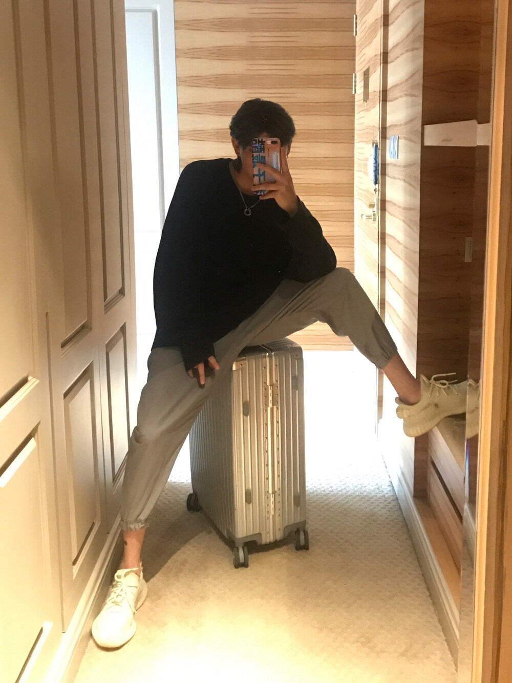 「adidasのアイテム（スニーカー、イエロー系）」を使った、三木さん（メンズ・178cm）の秋コーディネートの1枚目の写真