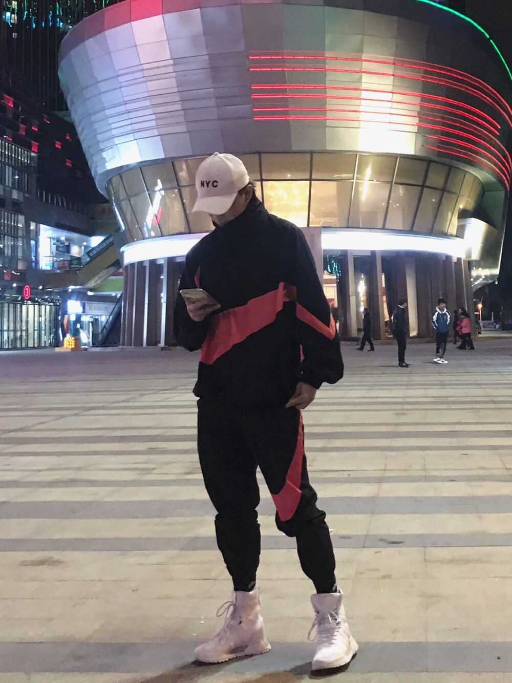 「NIKEのアイテム（マウンテンパーカー、ブラック系）」を使った、三木さん（メンズ・178cm）の冬コーディネートの1枚目の写真